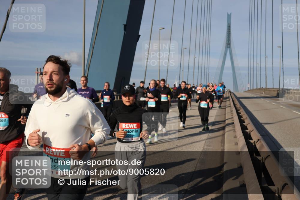 03.10.2025 - Köhlbrandbrückenlauf Julia Fischer http://msf.ph/oto/9005820 03.10.2025 09:53:33 Position 2 5, 2254, 2293 meine-sportfotos.de