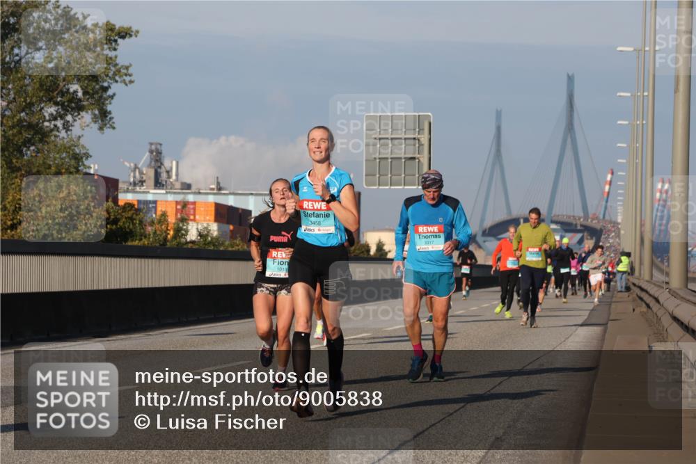 03.10.2025 - Köhlbrandbrückenlauf Luisa Fischer http://msf.ph/oto/9005838 03.10.2025 10:47:36 Position 3 1018, 3458, 3317 meine-sportfotos.de