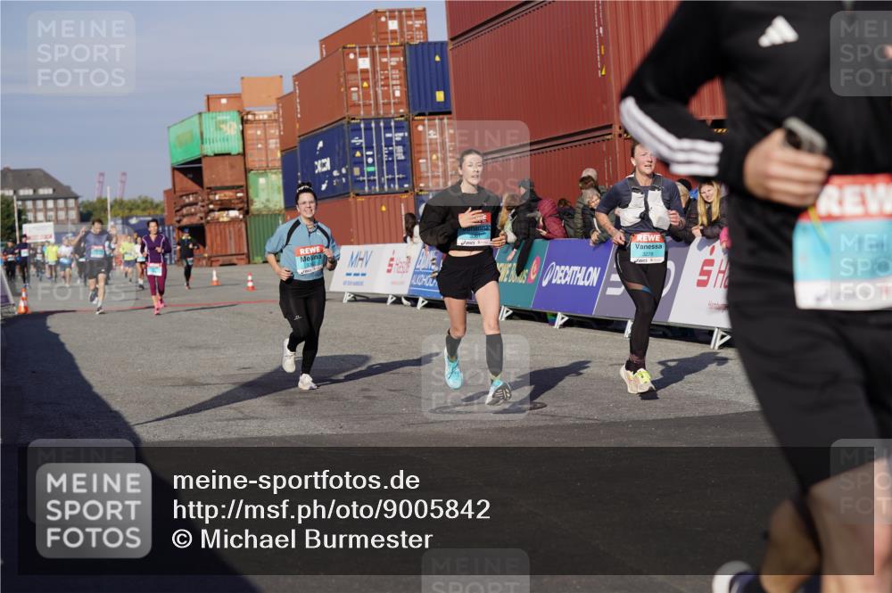 03.10.2025 - Köhlbrandbrückenlauf Michael Burmester http://msf.ph/oto/9005842 03.10.2025 10:08:08 Ziel 1319, 1516, 1833, 3278, 3309, 3361, 3362, 3569, 3734 meine-sportfotos.de
