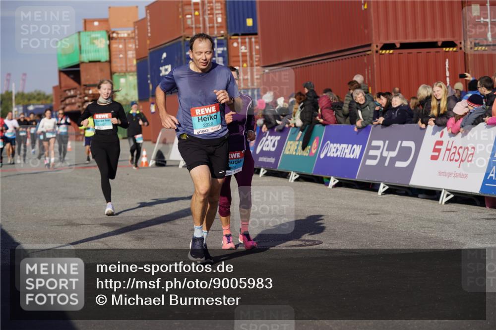 03.10.2025 - Köhlbrandbrückenlauf Michael Burmester http://msf.ph/oto/9005983 03.10.2025 10:08:14 Ziel 1407, 1461, 2026, 3278, 3309, 3361, 3362 meine-sportfotos.de
