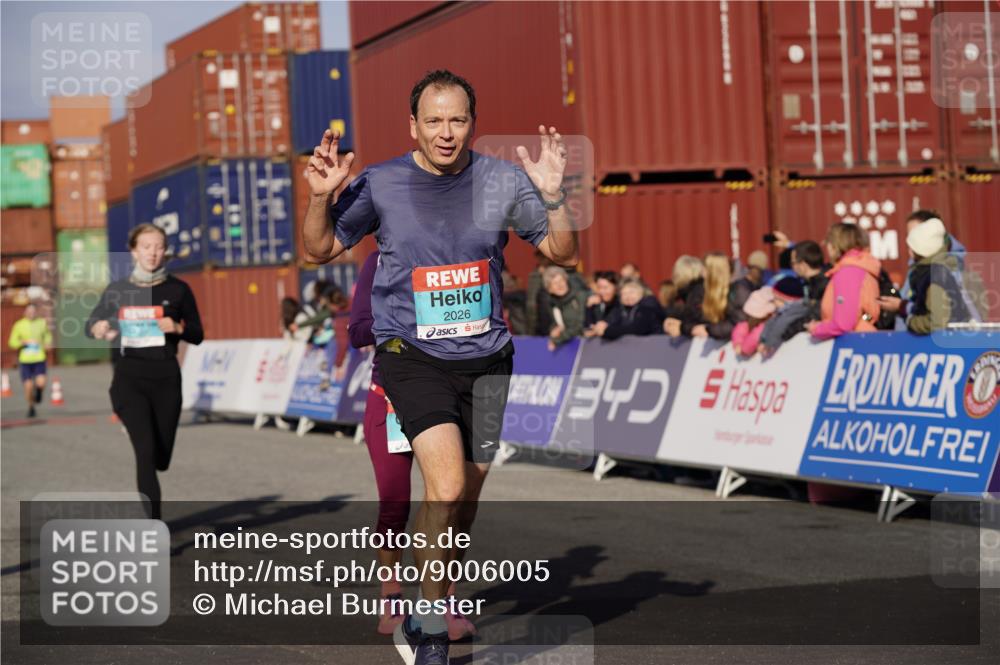 03.10.2025 - Köhlbrandbrückenlauf Michael Burmester http://msf.ph/oto/9006005 03.10.2025 10:08:15 Ziel 1203, 1407, 1461, 1876, 2026, 3278, 3309, 3361, 3362 meine-sportfotos.de