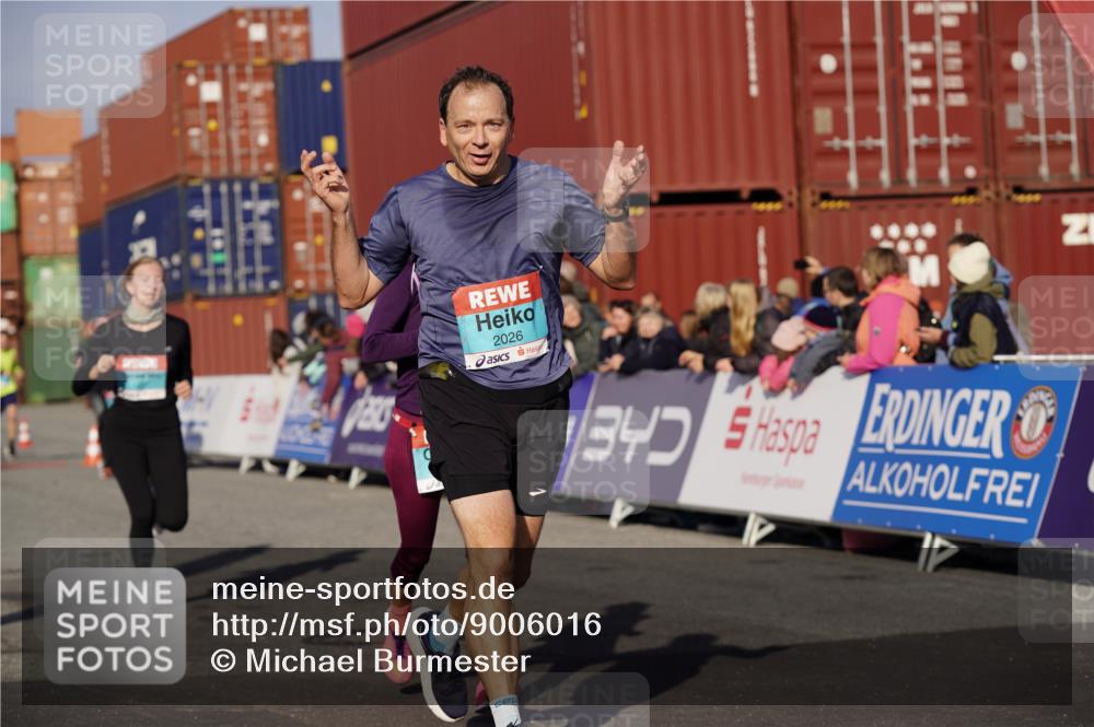 03.10.2025 - Köhlbrandbrückenlauf Michael Burmester http://msf.ph/oto/9006016 03.10.2025 10:08:15 Ziel 1203, 1407, 1461, 1876, 2026, 3278, 3309, 3361, 3362 meine-sportfotos.de