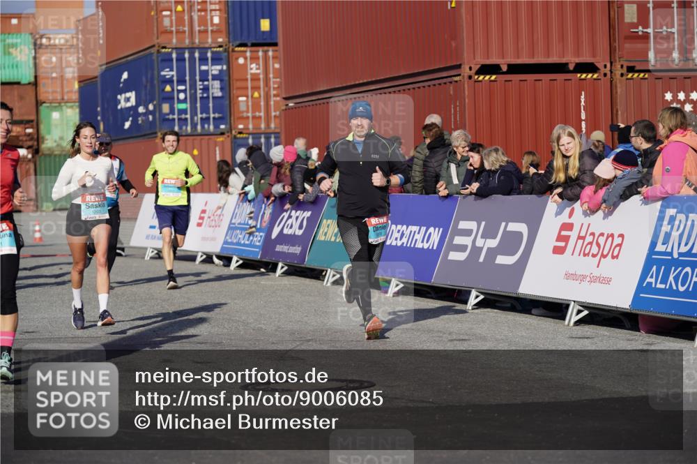 03.10.2025 - Köhlbrandbrückenlauf Michael Burmester http://msf.ph/oto/9006085 03.10.2025 10:08:19 Ziel 1203, 1238, 1257, 1371, 1407, 1461, 1601, 1876, 2026, 3071, 3309, 3778 meine-sportfotos.de