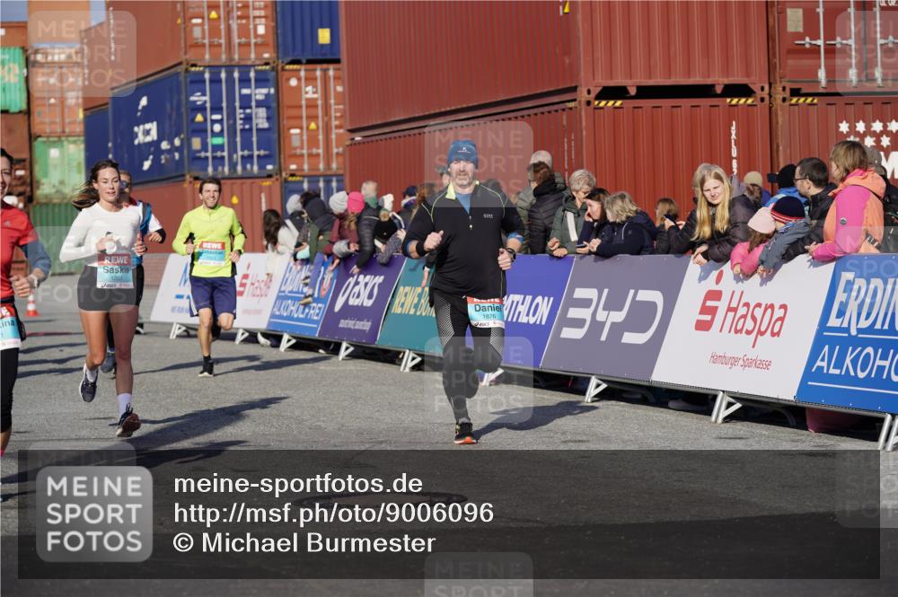 03.10.2025 - Köhlbrandbrückenlauf Michael Burmester http://msf.ph/oto/9006096 03.10.2025 10:08:19 Ziel 1203, 1238, 1257, 1371, 1407, 1461, 1601, 1876, 2026, 3071, 3309, 3778 meine-sportfotos.de