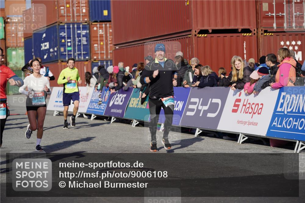 03.10.2025 - Köhlbrandbrückenlauf Michael Burmester http://msf.ph/oto/9006108 03.10.2025 10:08:19 Ziel 1203, 1238, 1257, 1371, 1407, 1461, 1601, 1876, 2026, 3071, 3309, 3778 meine-sportfotos.de