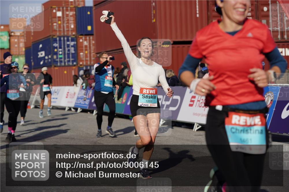 03.10.2025 - Köhlbrandbrückenlauf Michael Burmester http://msf.ph/oto/9006145 03.10.2025 10:08:21 Ziel 1203, 1238, 1257, 1338, 1371, 1407, 1461, 1601, 1876, 2026, 2942, 3071, 3778 meine-sportfotos.de