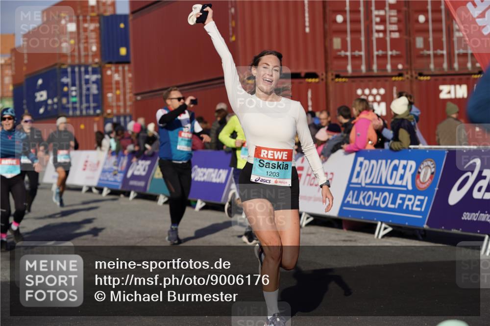 03.10.2025 - Köhlbrandbrückenlauf Michael Burmester http://msf.ph/oto/9006176 03.10.2025 10:08:22 Ziel 1089, 1203, 1238, 1257, 1338, 1371, 1407, 1461, 1601, 1876, 2942, 3071, 3778 meine-sportfotos.de
