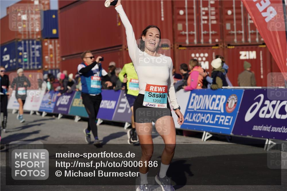 03.10.2025 - Köhlbrandbrückenlauf Michael Burmester http://msf.ph/oto/9006186 03.10.2025 10:08:22 Ziel 1089, 1203, 1238, 1257, 1338, 1371, 1407, 1461, 1601, 1876, 2942, 3071, 3778 meine-sportfotos.de