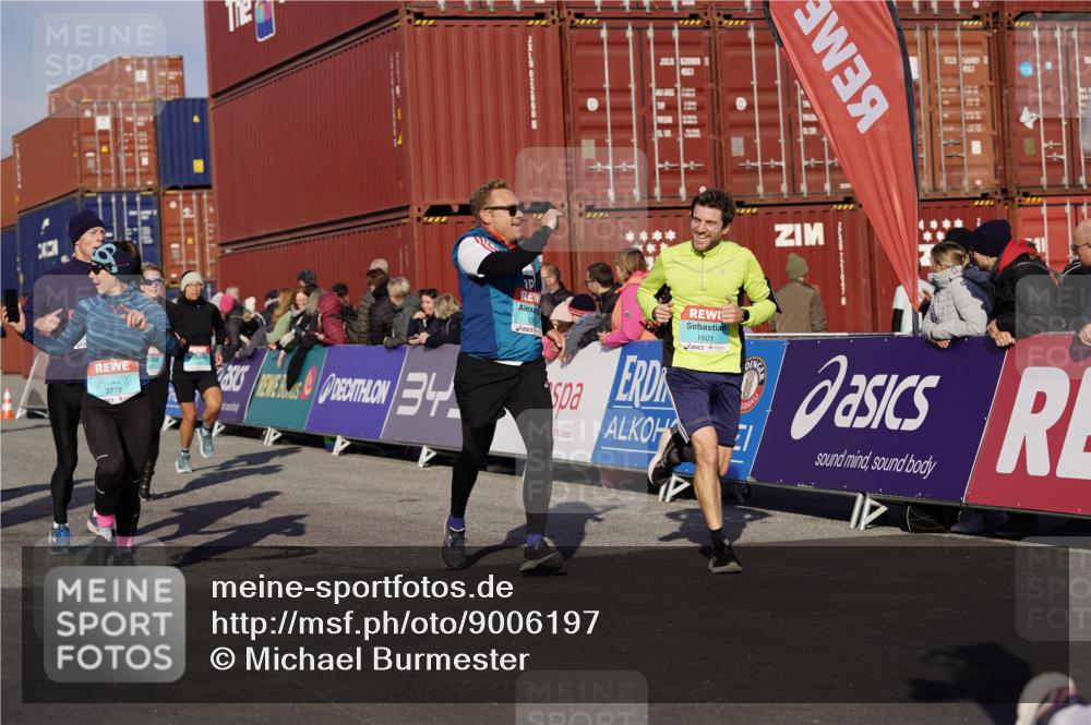 03.10.2025 - Köhlbrandbrückenlauf Michael Burmester http://msf.ph/oto/9006197 03.10.2025 10:08:23 Ziel 1089, 1172, 1203, 1238, 1257, 1338, 1371, 1407, 1461, 1601, 1876, 2735, 2736, 2942, 3071, 3778 meine-sportfotos.de