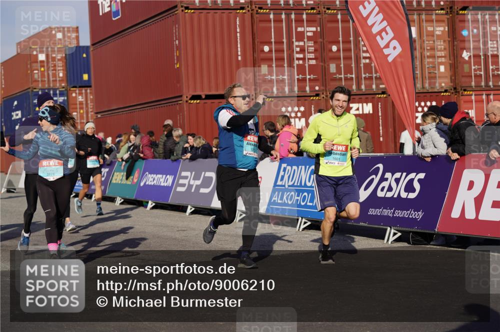 03.10.2025 - Köhlbrandbrückenlauf Michael Burmester http://msf.ph/oto/9006210 03.10.2025 10:08:23 Ziel 1089, 1172, 1203, 1238, 1257, 1338, 1371, 1407, 1461, 1601, 1876, 2735, 2736, 2942, 3071, 3778 meine-sportfotos.de