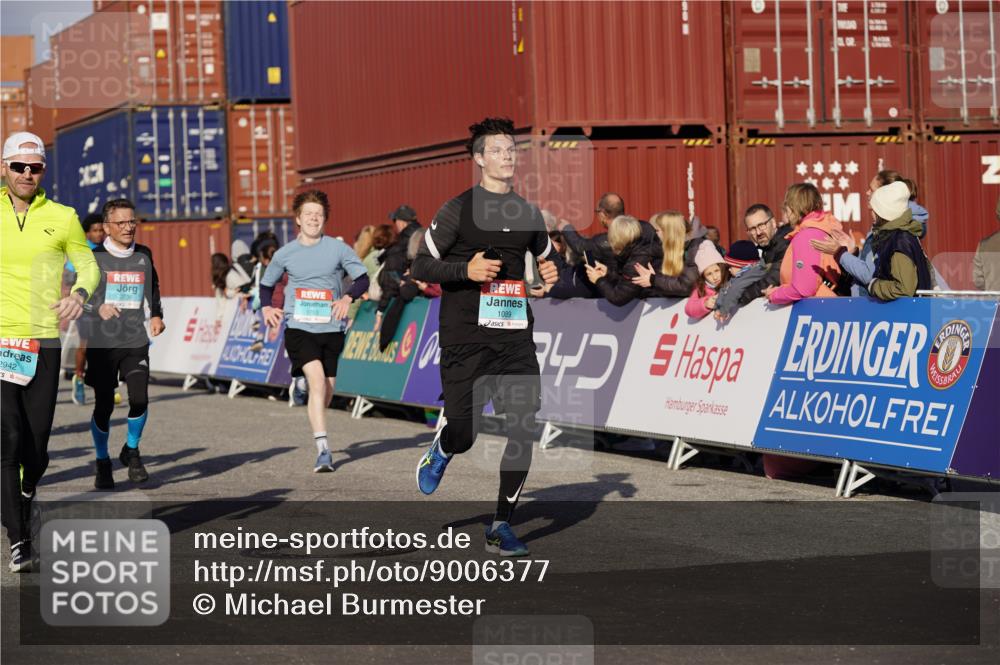 03.10.2025 - Köhlbrandbrückenlauf Michael Burmester http://msf.ph/oto/9006377 03.10.2025 10:08:27 Ziel 1089, 1172, 1203, 1238, 1257, 1338, 1371, 1489, 1508, 1601, 1739, 1753, 1755, 1876, 2735, 2736, 2776, 2942, 3071, 3123, 3752, 3778 meine-sportfotos.de