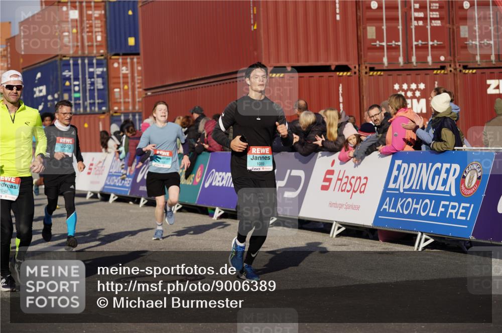 03.10.2025 - Köhlbrandbrückenlauf Michael Burmester http://msf.ph/oto/9006389 03.10.2025 10:08:27 Ziel 1089, 1172, 1203, 1238, 1257, 1338, 1371, 1489, 1508, 1601, 1739, 1753, 1755, 1876, 2735, 2736, 2776, 2942, 3071, 3123, 3752, 3778 meine-sportfotos.de