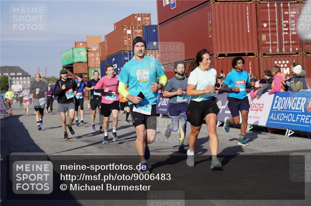 03.10.2025 - Köhlbrandbrückenlauf Michael Burmester http://msf.ph/oto/9006483 03.10.2025 10:08:31 Ziel 1089, 1172, 1338, 1430, 1489, 1508, 1525, 1739, 1753, 1755, 2735, 2736, 2776, 2942, 3123, 3261, 3369, 3752 meine-sportfotos.de