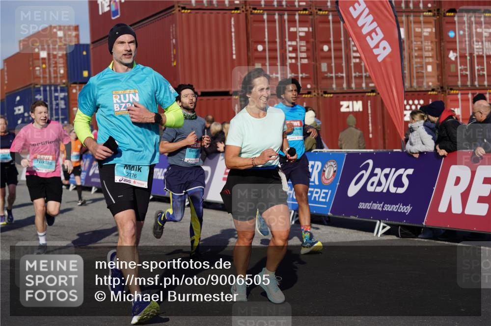 03.10.2025 - Köhlbrandbrückenlauf Michael Burmester http://msf.ph/oto/9006505 03.10.2025 10:08:32 Ziel 1089, 1172, 1338, 1430, 1489, 1508, 1525, 1739, 1753, 1755, 2731, 2734, 2735, 2736, 2776, 2942, 3123, 3261, 3369, 3752 meine-sportfotos.de