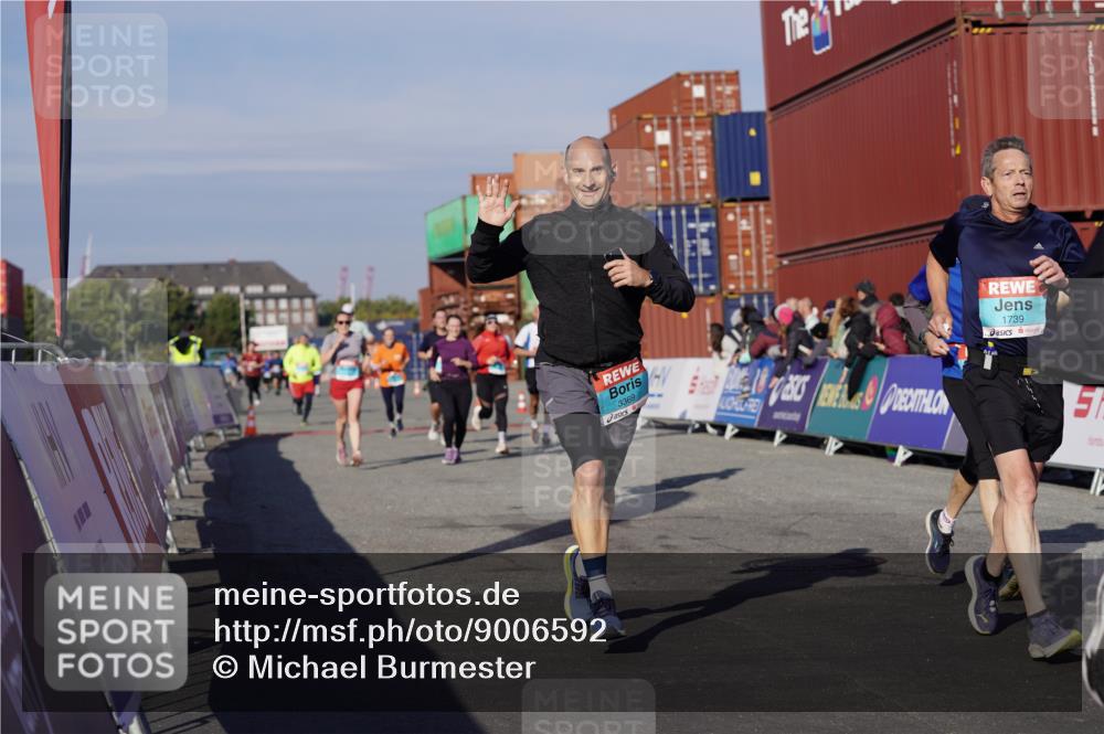 03.10.2025 - Köhlbrandbrückenlauf Michael Burmester http://msf.ph/oto/9006592 03.10.2025 10:08:35 Ziel 1172, 1430, 1489, 1506, 1508, 1525, 1555, 1566, 1567, 1739, 1753, 1755, 1858, 2731, 2734, 2735, 2736, 2776, 3123, 3189, 3261, 3369, 3752 meine-sportfotos.de