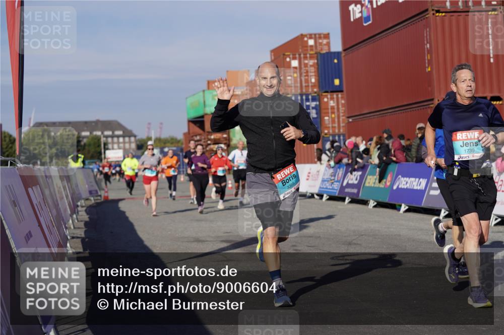 03.10.2025 - Köhlbrandbrückenlauf Michael Burmester http://msf.ph/oto/9006604 03.10.2025 10:08:35 Ziel 1172, 1430, 1489, 1506, 1508, 1525, 1555, 1566, 1567, 1739, 1753, 1755, 1858, 2731, 2734, 2735, 2736, 2776, 3123, 3189, 3261, 3369, 3752 meine-sportfotos.de
