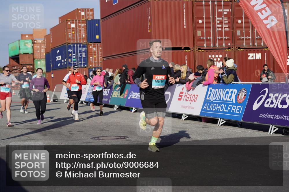 03.10.2025 - Köhlbrandbrückenlauf Michael Burmester http://msf.ph/oto/9006684 03.10.2025 10:08:37 Ziel 1430, 1489, 1506, 1508, 1525, 1555, 1566, 1567, 1739, 1753, 1755, 1858, 2449, 2731, 2734, 3123, 3128, 3189, 3261, 3369 meine-sportfotos.de