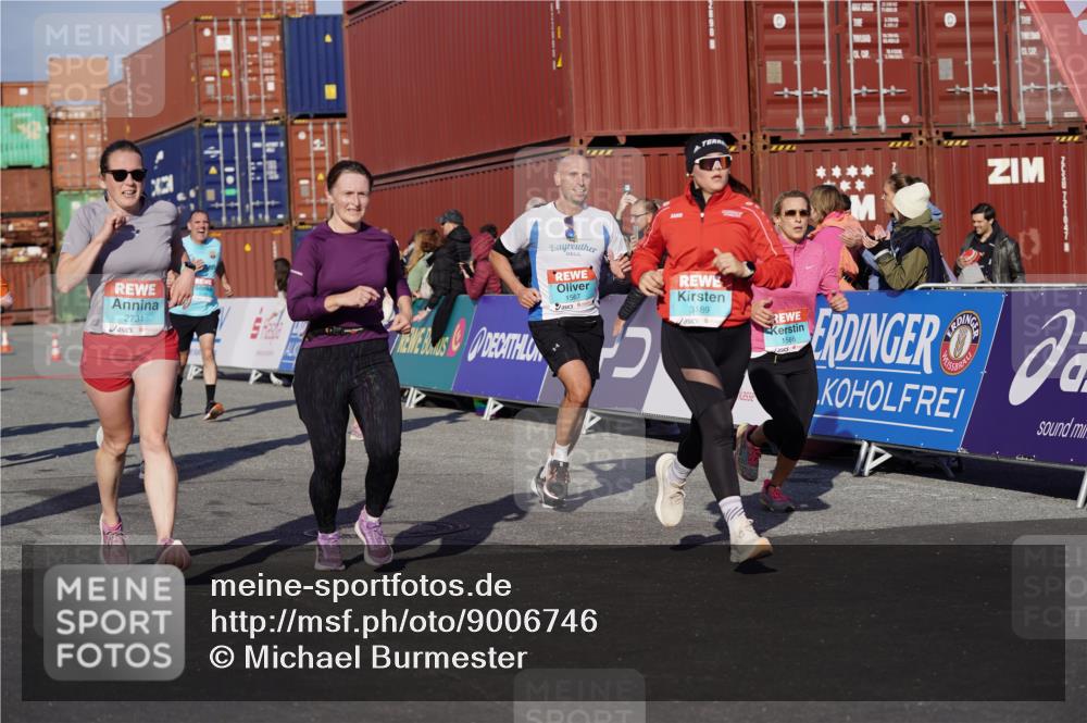 03.10.2025 - Köhlbrandbrückenlauf Michael Burmester http://msf.ph/oto/9006746 03.10.2025 10:08:39 Ziel 1430, 1451, 1506, 1525, 1555, 1566, 1567, 1739, 1755, 1858, 2449, 2731, 2734, 3128, 3189, 3261, 3369 meine-sportfotos.de