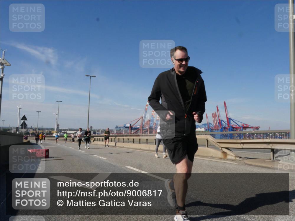 03.10.2025 - Köhlbrandbrückenlauf Matties Gatica Varas http://msf.ph/oto/9006817 03.10.2025 13:02:00 Position 2 118 meine-sportfotos.de