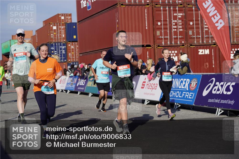 03.10.2025 - Köhlbrandbrückenlauf Michael Burmester http://msf.ph/oto/9006833 03.10.2025 10:08:41 Ziel 1430, 1451, 1506, 1525, 1555, 1566, 1567, 1858, 2449, 2731, 2734, 3128, 3189, 3380, 3738 meine-sportfotos.de