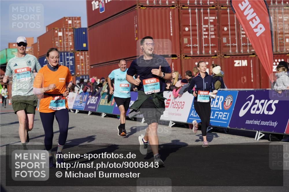 03.10.2025 - Köhlbrandbrückenlauf Michael Burmester http://msf.ph/oto/9006843 03.10.2025 10:08:41 Ziel 1430, 1451, 1506, 1525, 1555, 1566, 1567, 1858, 2449, 2731, 2734, 3128, 3189, 3380, 3738 meine-sportfotos.de