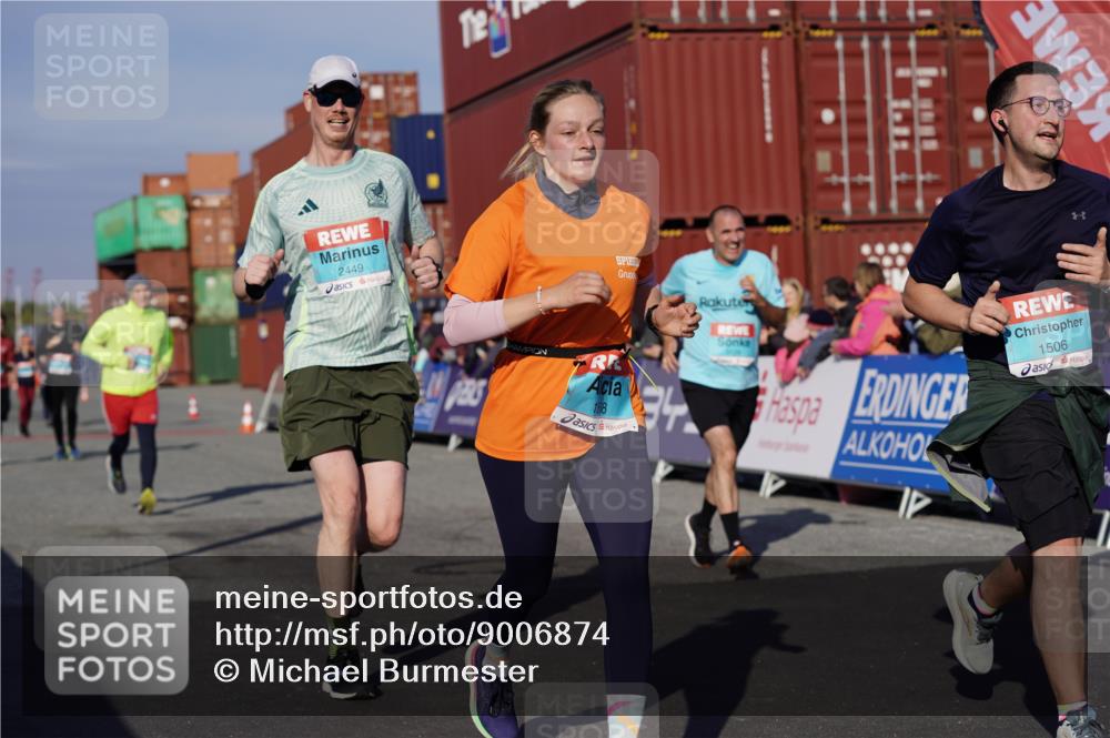 03.10.2025 - Köhlbrandbrückenlauf Michael Burmester http://msf.ph/oto/9006874 03.10.2025 10:08:42 Ziel 1451, 1506, 1525, 1555, 1566, 1567, 1858, 2449, 2731, 2734, 3128, 3189, 3380, 3738 meine-sportfotos.de