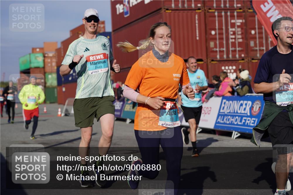03.10.2025 - Köhlbrandbrückenlauf Michael Burmester http://msf.ph/oto/9006880 03.10.2025 10:08:42 Ziel 1451, 1506, 1525, 1555, 1566, 1567, 1858, 2449, 2731, 2734, 3128, 3189, 3380, 3738 meine-sportfotos.de