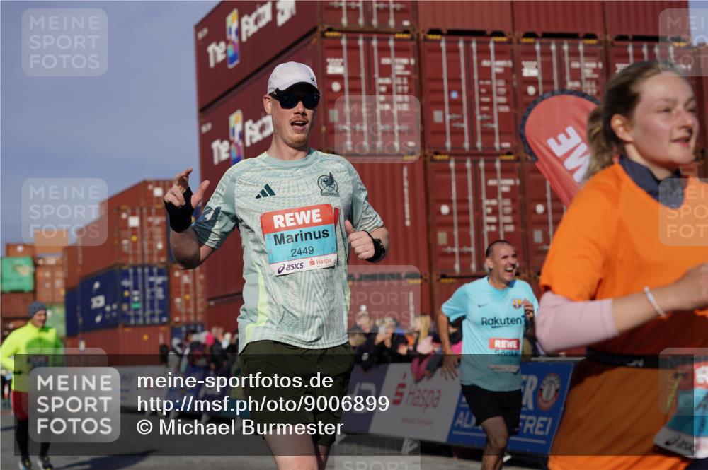 03.10.2025 - Köhlbrandbrückenlauf Michael Burmester http://msf.ph/oto/9006899 03.10.2025 10:08:42 Ziel 1451, 1506, 1525, 1555, 1566, 1567, 1858, 2449, 2731, 2734, 3128, 3189, 3380, 3738 meine-sportfotos.de