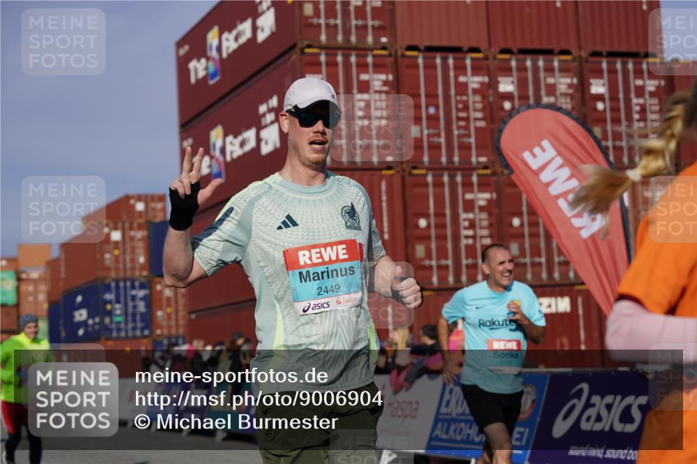 03.10.2025 - Köhlbrandbrückenlauf Michael Burmester http://msf.ph/oto/9006904 03.10.2025 10:08:42 Ziel 1451, 1506, 1525, 1555, 1566, 1567, 1858, 2449, 2731, 2734, 3128, 3189, 3380, 3738 meine-sportfotos.de