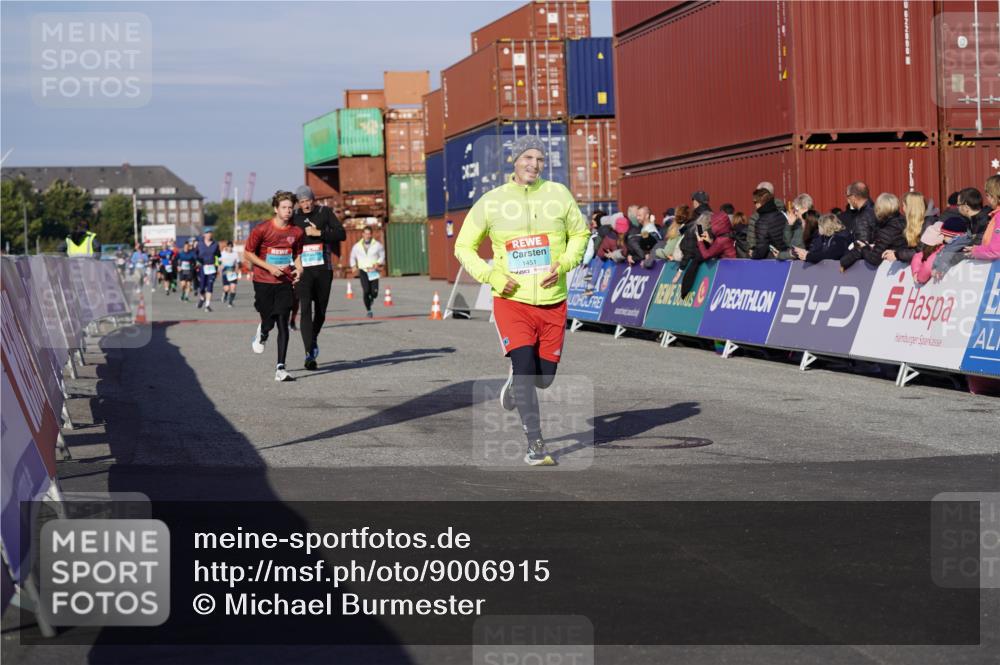 03.10.2025 - Köhlbrandbrückenlauf Michael Burmester http://msf.ph/oto/9006915 03.10.2025 10:08:44 Ziel 1451, 1506, 1555, 1566, 1567, 1670, 1858, 2449, 2731, 2734, 3128, 3189, 3380, 3738 meine-sportfotos.de