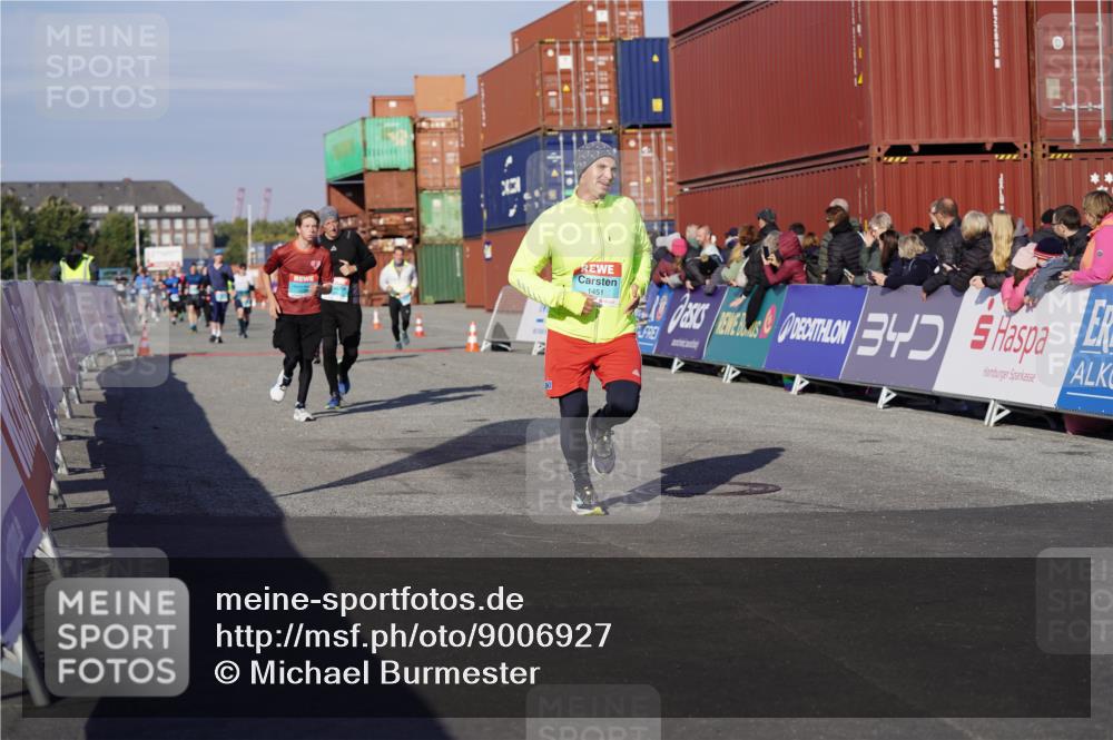 03.10.2025 - Köhlbrandbrückenlauf Michael Burmester http://msf.ph/oto/9006927 03.10.2025 10:08:44 Ziel 1451, 1506, 1555, 1566, 1567, 1670, 1858, 2449, 2731, 2734, 3128, 3189, 3380, 3738 meine-sportfotos.de