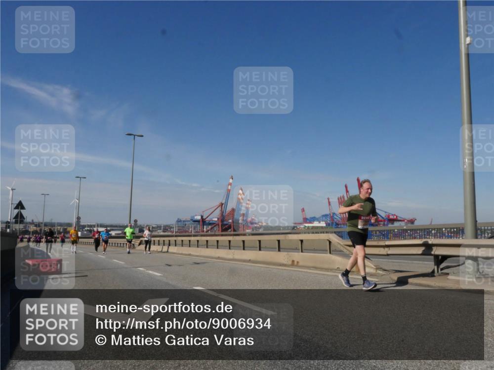 03.10.2025 - Köhlbrandbrückenlauf Matties Gatica Varas http://msf.ph/oto/9006934 03.10.2025 13:02:08 Position 2  meine-sportfotos.de