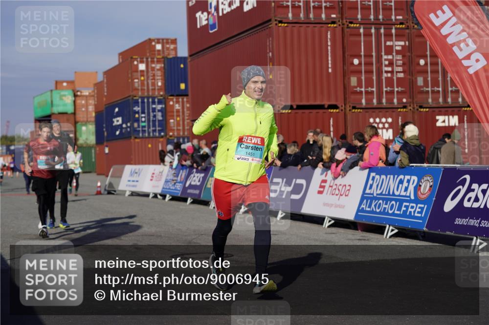03.10.2025 - Köhlbrandbrückenlauf Michael Burmester http://msf.ph/oto/9006945 03.10.2025 10:08:45 Ziel 1367, 1451, 1506, 1555, 1566, 1567, 1670, 1858, 2449, 3128, 3189, 3380, 3738 meine-sportfotos.de