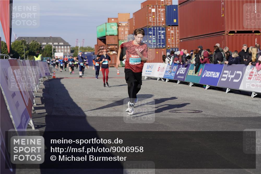 03.10.2025 - Köhlbrandbrückenlauf Michael Burmester http://msf.ph/oto/9006958 03.10.2025 10:08:46 Ziel 1367, 1451, 1506, 1555, 1566, 1567, 1670, 1858, 2449, 3128, 3380, 3738 meine-sportfotos.de