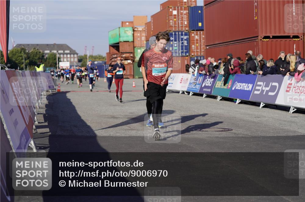 03.10.2025 - Köhlbrandbrückenlauf Michael Burmester http://msf.ph/oto/9006970 03.10.2025 10:08:46 Ziel 1367, 1451, 1506, 1555, 1566, 1567, 1670, 1858, 2449, 3128, 3380, 3738 meine-sportfotos.de