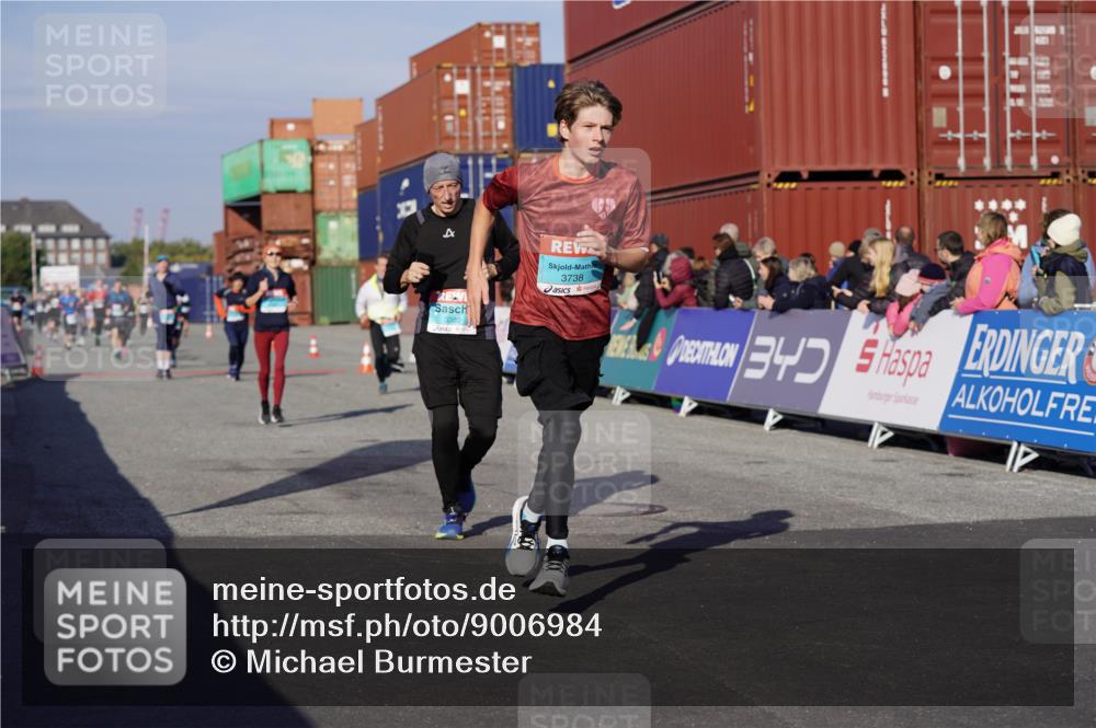 03.10.2025 - Köhlbrandbrückenlauf Michael Burmester http://msf.ph/oto/9006984 03.10.2025 10:08:47 Ziel 1364, 1367, 1451, 1555, 1670, 1858, 2449, 2805, 3128, 3380, 3738 meine-sportfotos.de