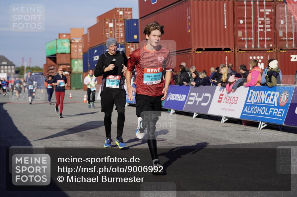 03.10.2025 - Köhlbrandbrückenlauf Michael Burmester http://msf.ph/oto/9006992 03.10.2025 10:08:47 Ziel 1364, 1367, 1451, 1555, 1670, 1858, 2449, 2805, 3128, 3380, 3738 meine-sportfotos.de