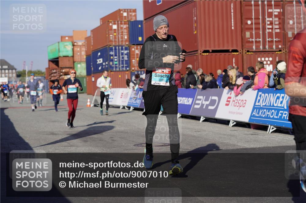 03.10.2025 - Köhlbrandbrückenlauf Michael Burmester http://msf.ph/oto/9007010 03.10.2025 10:08:47 Ziel 1364, 1367, 1451, 1555, 1670, 1858, 2449, 2805, 3128, 3380, 3738 meine-sportfotos.de