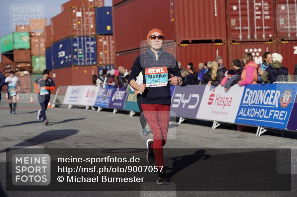 03.10.2025 - Köhlbrandbrückenlauf Michael Burmester http://msf.ph/oto/9007057 03.10.2025 10:08:50 Ziel 1364, 1367, 1451, 1670, 2805, 3280, 3380, 3738 meine-sportfotos.de