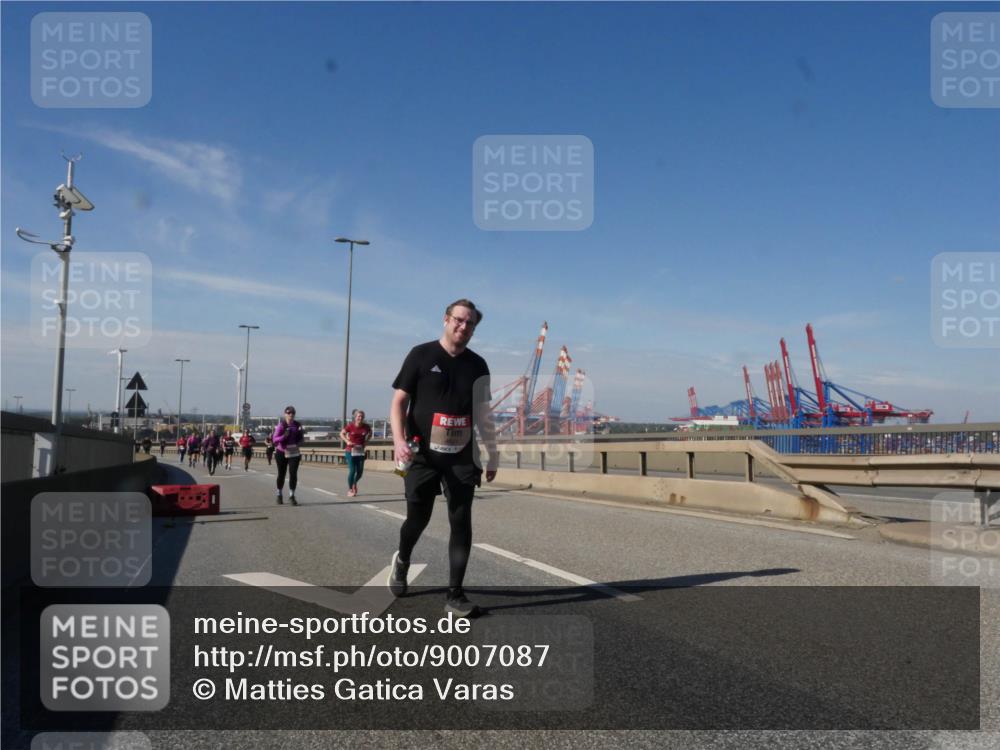 03.10.2025 - Köhlbrandbrückenlauf Matties Gatica Varas http://msf.ph/oto/9007087 03.10.2025 13:02:25 Position 2  meine-sportfotos.de