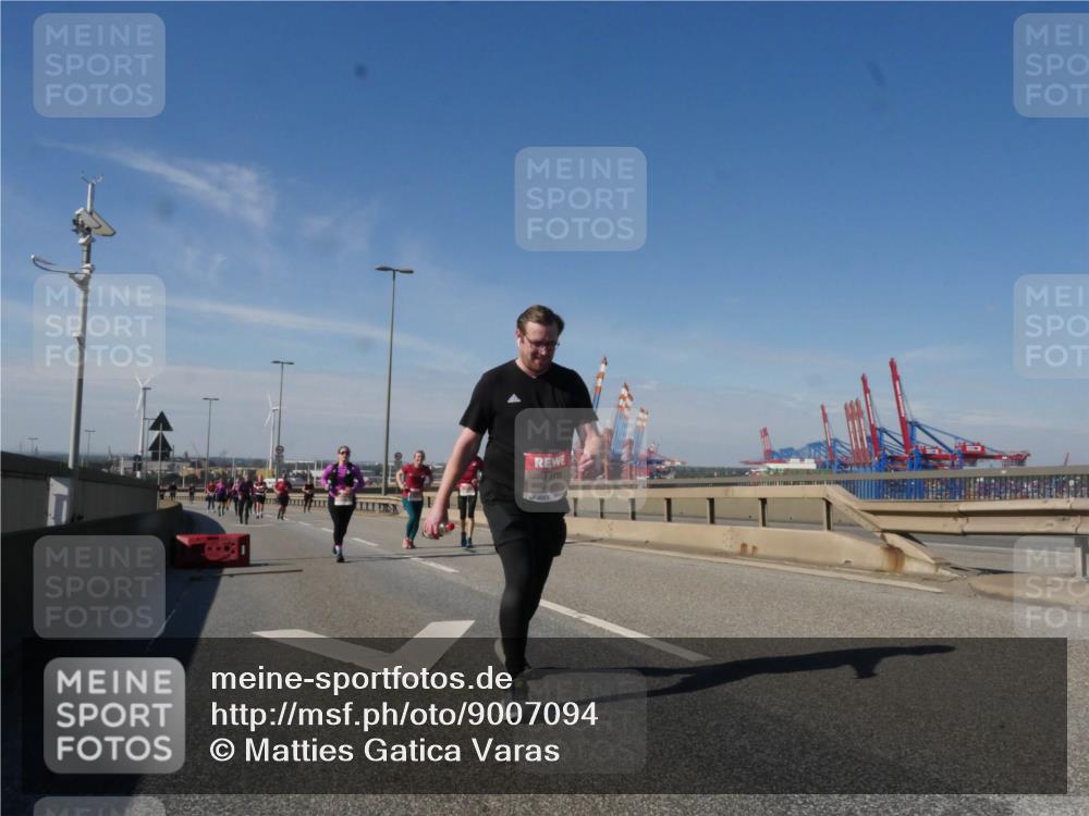 03.10.2025 - Köhlbrandbrückenlauf Matties Gatica Varas http://msf.ph/oto/9007094 03.10.2025 13:02:25 Position 2  meine-sportfotos.de