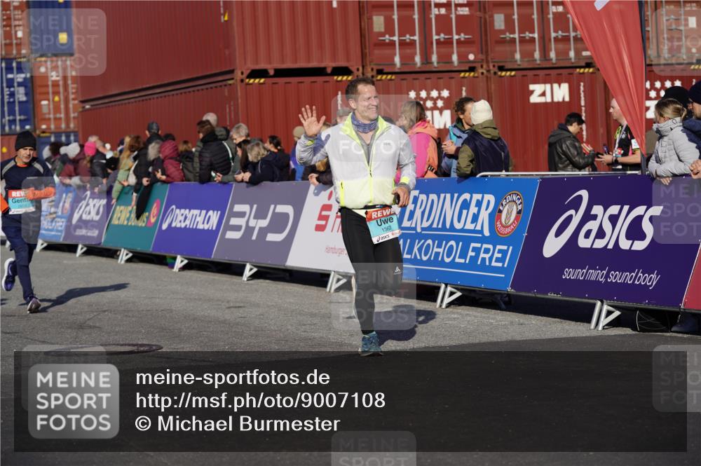 03.10.2025 - Köhlbrandbrückenlauf Michael Burmester http://msf.ph/oto/9007108 03.10.2025 10:08:52 Ziel 1200, 1294, 1364, 1367, 1670, 2805, 3280, 3380, 3738 meine-sportfotos.de