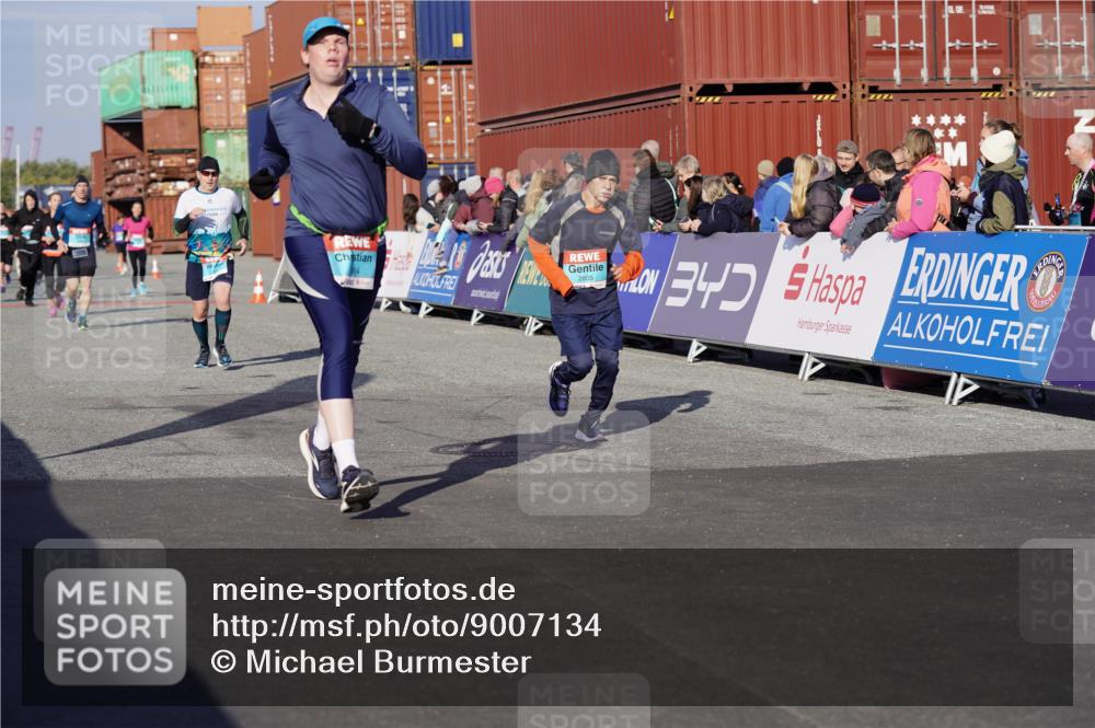 03.10.2025 - Köhlbrandbrückenlauf Michael Burmester http://msf.ph/oto/9007134 03.10.2025 10:08:53 Ziel 1200, 1294, 1364, 1367, 1670, 2805, 3280, 3738 meine-sportfotos.de