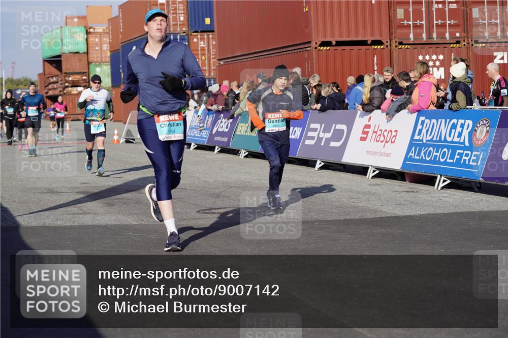 03.10.2025 - Köhlbrandbrückenlauf Michael Burmester http://msf.ph/oto/9007142 03.10.2025 10:08:53 Ziel 1200, 1294, 1364, 1367, 1670, 2805, 3280, 3738 meine-sportfotos.de