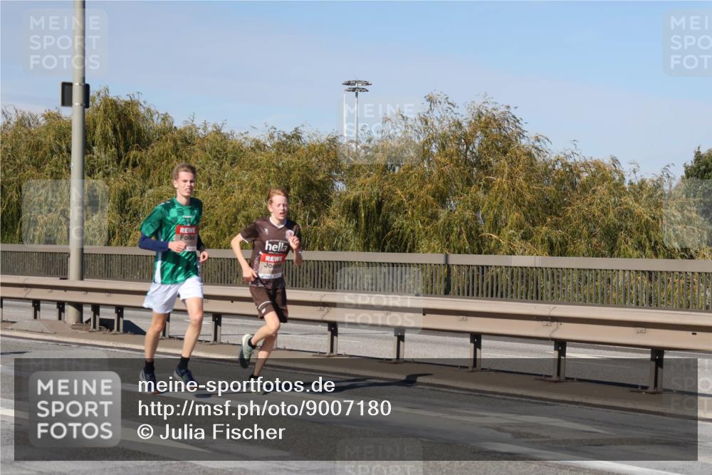 03.10.2025 - Köhlbrandbrückenlauf Julia Fischer http://msf.ph/oto/9007180 03.10.2025 12:46:29 Position 3  meine-sportfotos.de