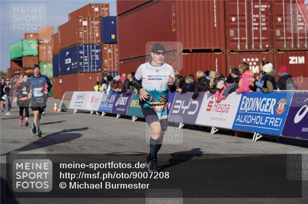 03.10.2025 - Köhlbrandbrückenlauf Michael Burmester http://msf.ph/oto/9007208 03.10.2025 10:08:56 Ziel 1200, 1294, 1355, 1364, 1367, 1673, 1902, 2560, 2805, 3009, 3280 meine-sportfotos.de