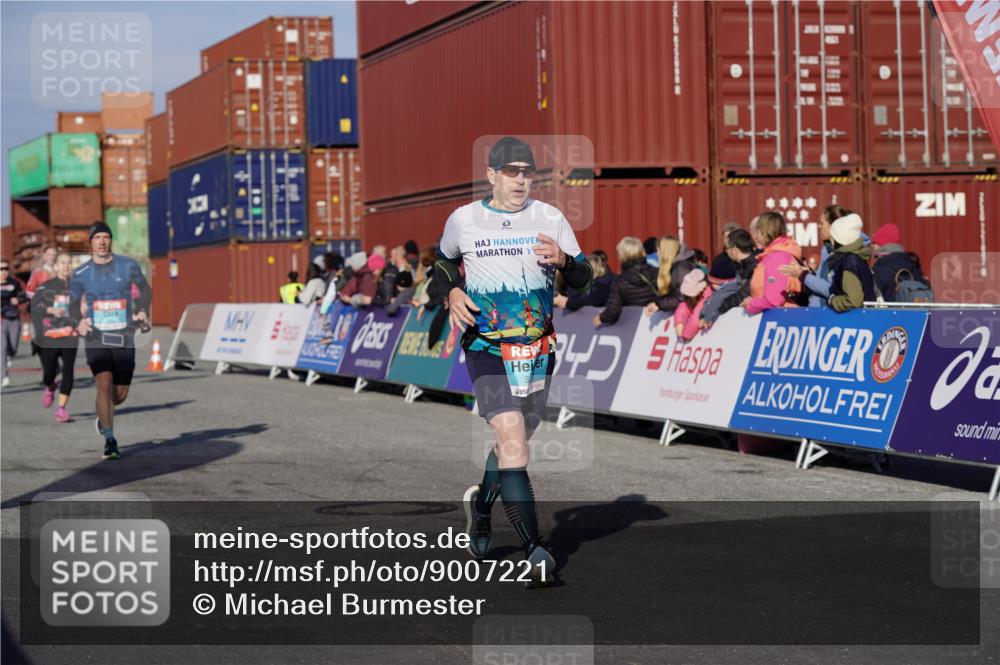 03.10.2025 - Köhlbrandbrückenlauf Michael Burmester http://msf.ph/oto/9007221 03.10.2025 10:08:56 Ziel 1200, 1294, 1355, 1364, 1367, 1673, 1902, 2560, 2805, 3009, 3280 meine-sportfotos.de