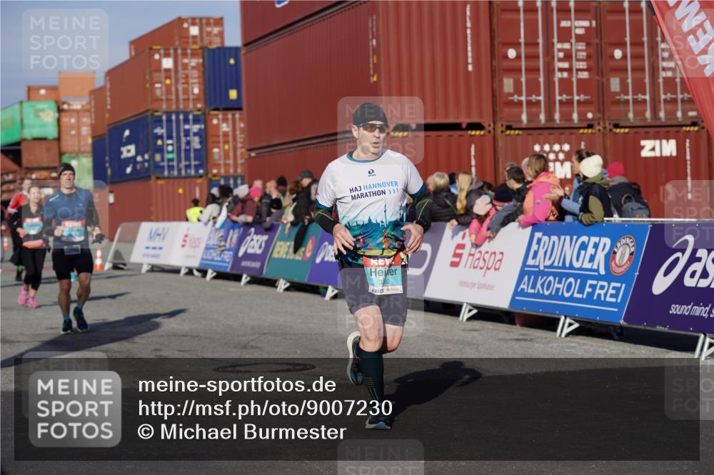03.10.2025 - Köhlbrandbrückenlauf Michael Burmester http://msf.ph/oto/9007230 03.10.2025 10:08:56 Ziel 1200, 1294, 1355, 1364, 1367, 1673, 1902, 2560, 2805, 3009, 3280 meine-sportfotos.de