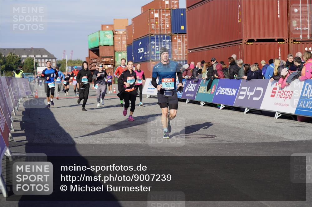 03.10.2025 - Köhlbrandbrückenlauf Michael Burmester http://msf.ph/oto/9007239 03.10.2025 10:08:57 Ziel 1200, 1294, 1355, 1364, 1367, 1673, 1902, 2560, 2805, 3009, 3280, 3672 meine-sportfotos.de