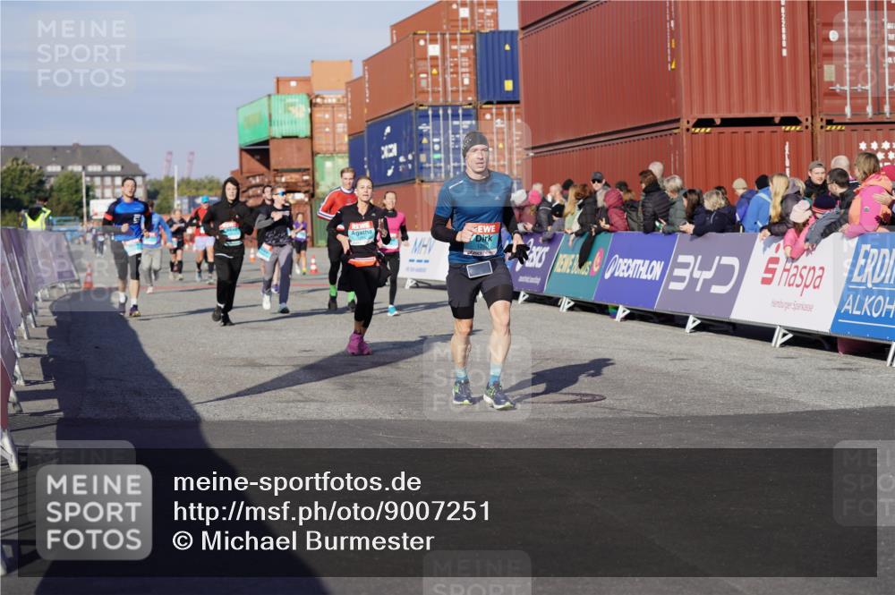 03.10.2025 - Köhlbrandbrückenlauf Michael Burmester http://msf.ph/oto/9007251 03.10.2025 10:08:57 Ziel 1200, 1294, 1355, 1364, 1367, 1673, 1902, 2560, 2805, 3009, 3280, 3672 meine-sportfotos.de